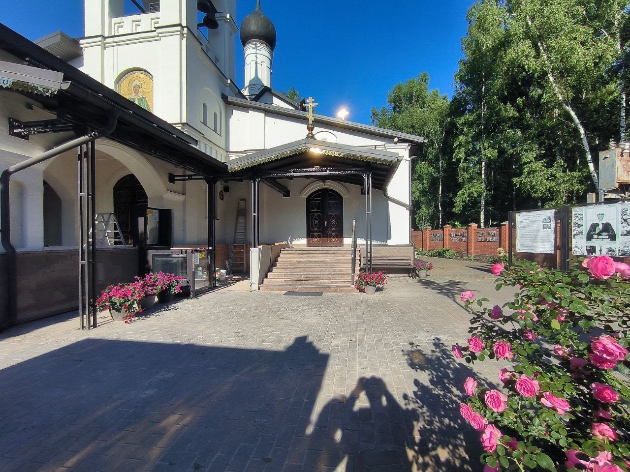 Крыльцо и цветники