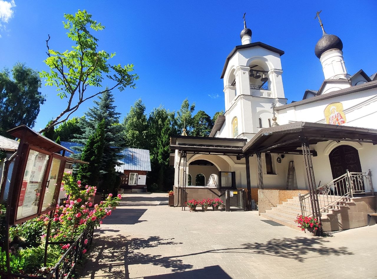 Территория храма