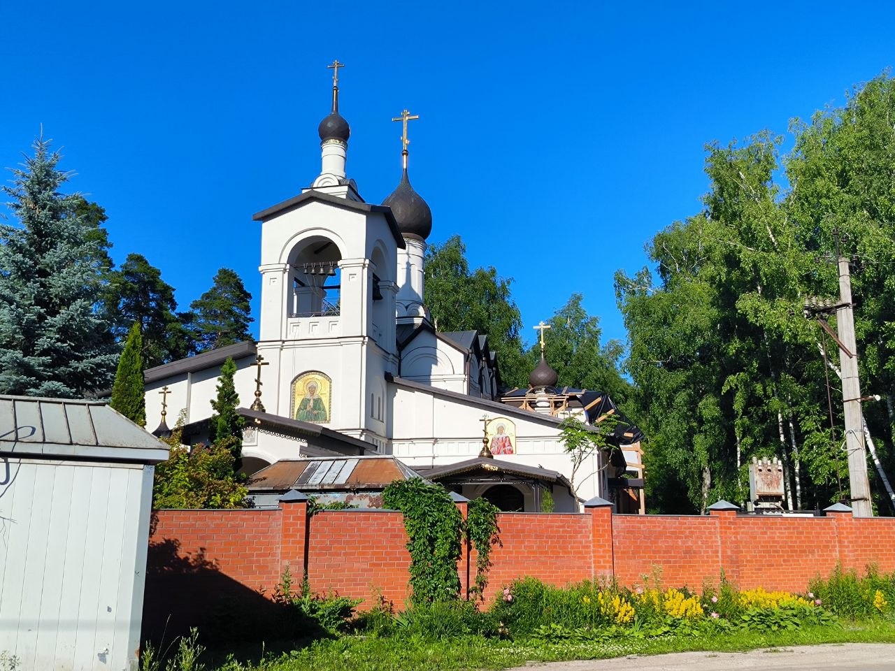 Кресты на фоне неба