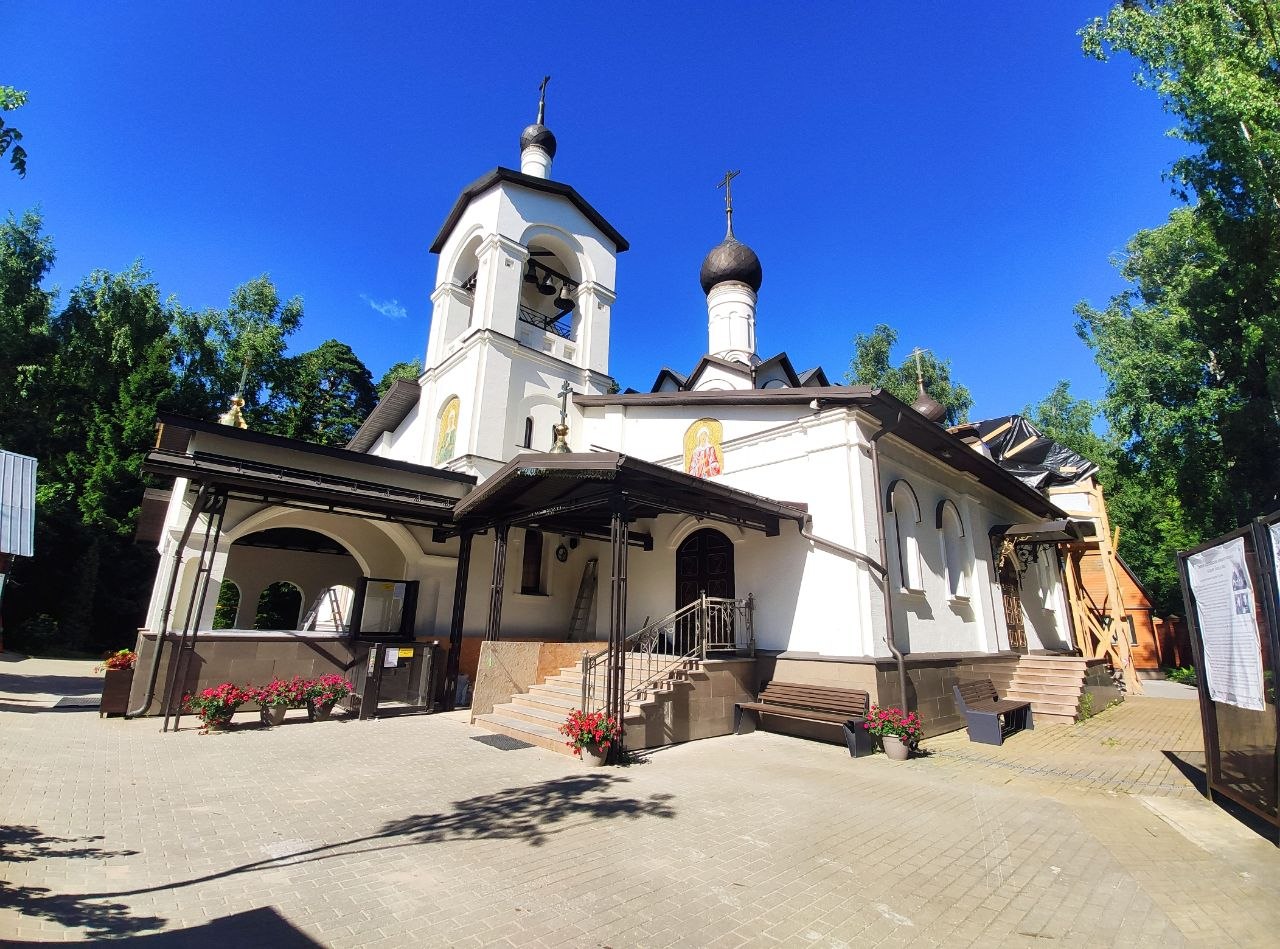 Крыльцо и вход с цветниками