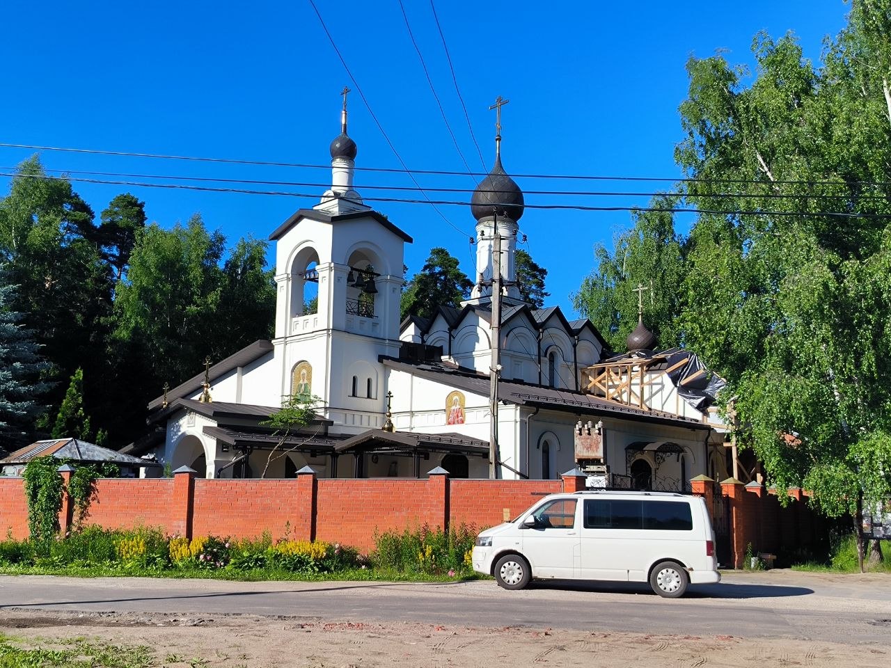 Вид на храм с прилегающей территории