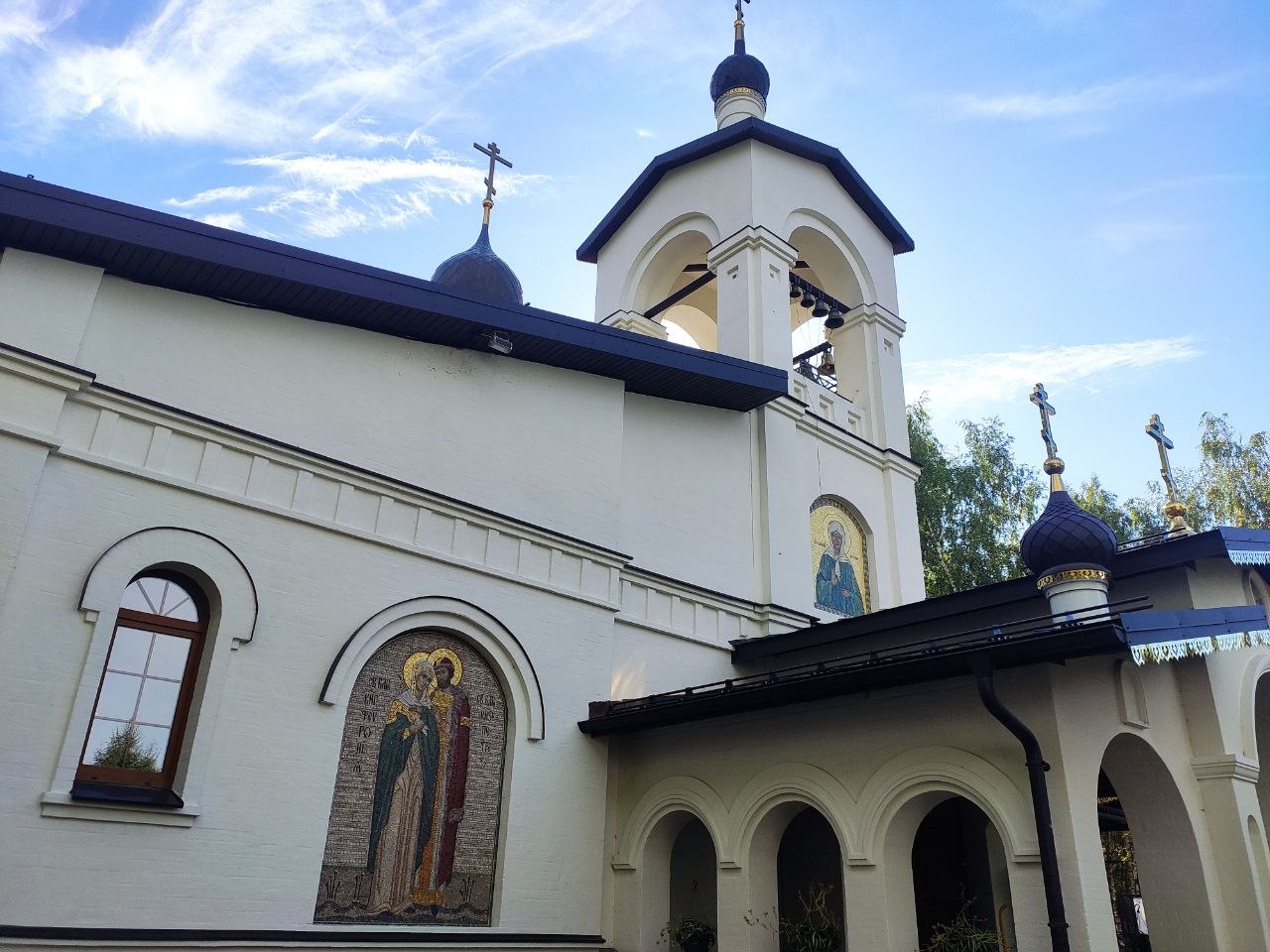 Храм Матроны Московской в Любимовке: звонница, купола и мозаичные иконы на светлом фасаде