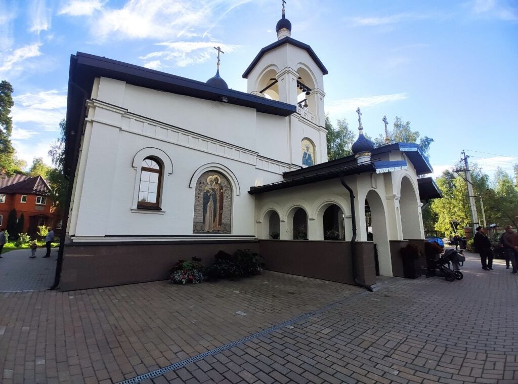 Храм и звонница со стороны двора